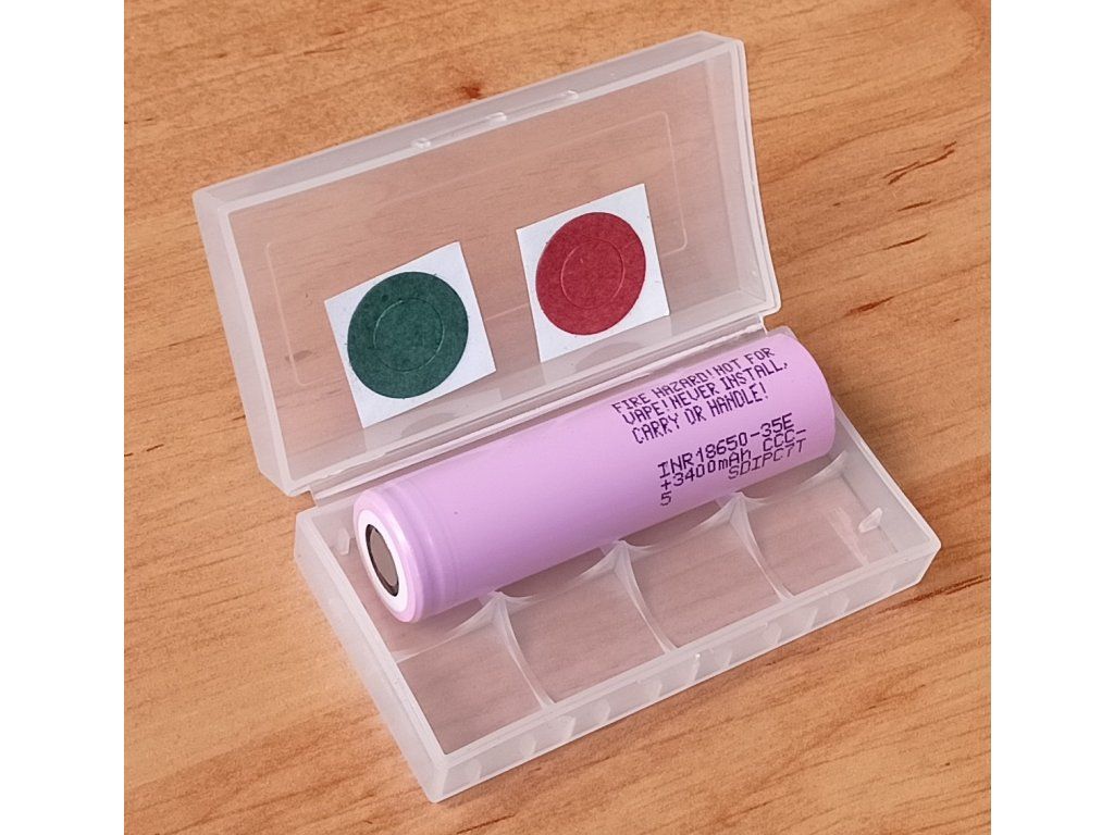 Kapacitní článek Samsung INR18650-35E 3400mAh v plastové krabičce se zeleným a červeným izolačním kroužkem
