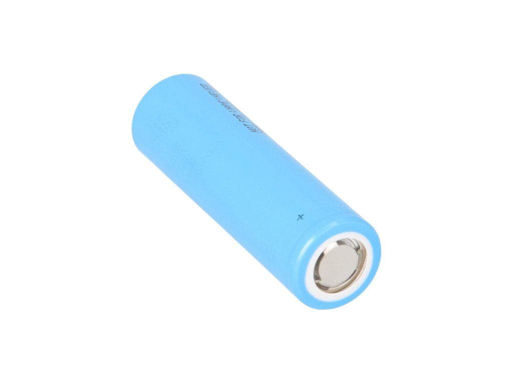 Li-ion článek Samsung INR21700-53G formátu 21700 postavený na výšku, s potiskem na bužírce