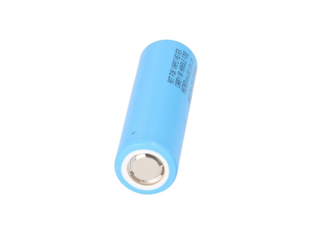 Detail kladného pólu článku Samsung INR21700-53G v provedení flat top: plochý kovový pól a kolem něj okraj smršťovacího obalu